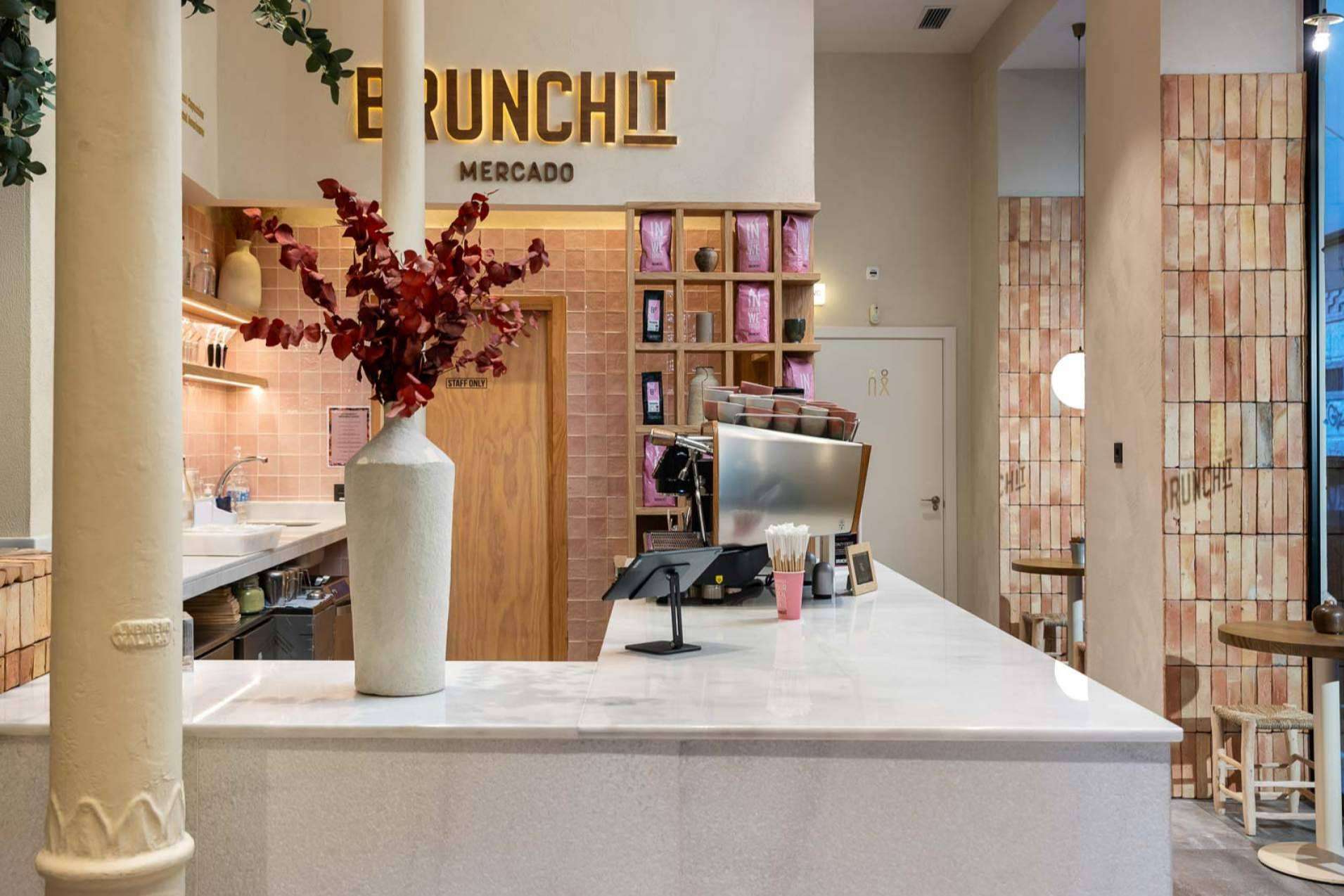 Así es el nuevo restaurante Brunchit Alhóndiga (Málaga); Más luz, más naturaleza, más diseño
